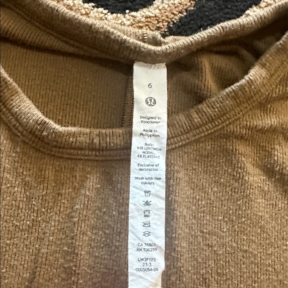 Size 6 lululemon hold tight Tan Long Sleeve Top - Picture 2 of 2
